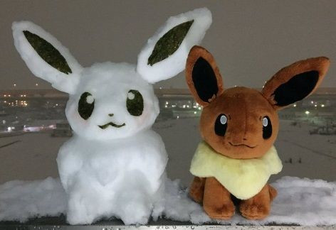 Tokyo ricoperta di neve, spuntano pupazzi a tema anime dovunque