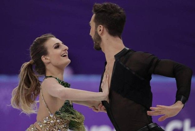 Olimpiadi Invernali 2018: Pattinatrice francesce finisce a seno nudo