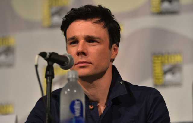 Charmed: Rupert Evans sarà l'angelo bianco protettore delle streghe nel reboot