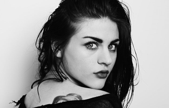 Frances Bean Cobain canta la sua prima canzone inedita per il padre