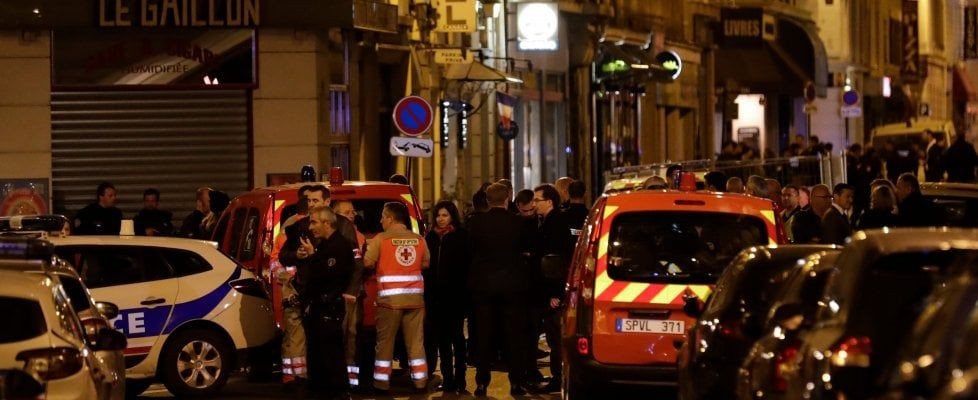 Parigi: Uomo si scaglia sui passanti al grido di "Allah Akbar"