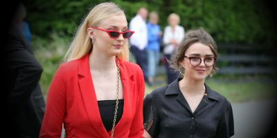 Game of Thrones: Sophie Turner confessa che usava fumare erba con Maisie Williams dopo le riprese