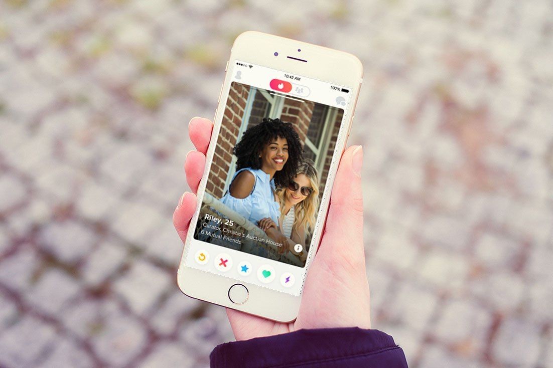 tinder-app-iphone-hand