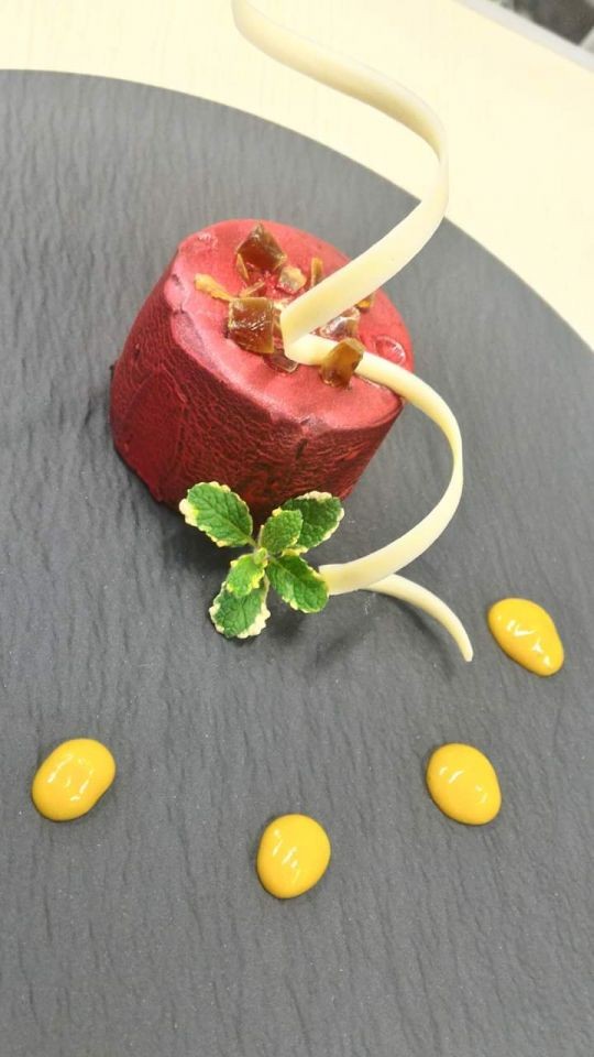 Mousse al cioccolato fondente, olio e.v.o., peperoncino, cristalli di Ricola e coulis di mango