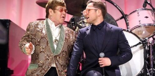 Rocketman: Elton John duetta con Taron Egerton durante il party degli Oscar