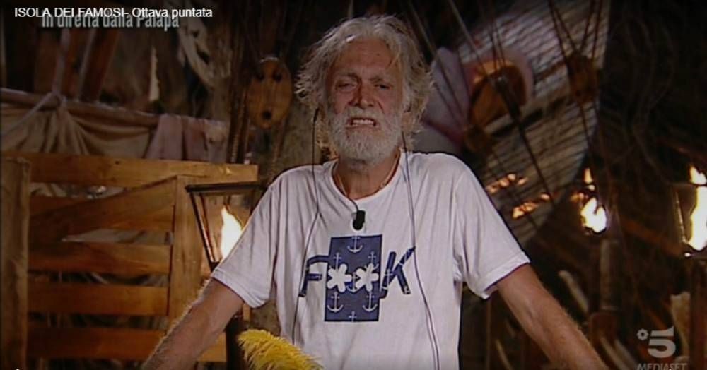 Isola dei Famosi 2019: Fabrizio Corona umilia pesantemente Riccardo Fogli