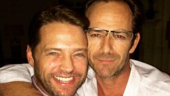 Lo struggente saluto di Jason Priestley a Luke Perry: "Buona notte dolce Principe"