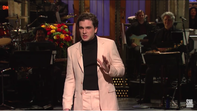 Emilia Clarke e Rose Leslie mettono in imbarazzo Kit Harington al Saturday Night Live