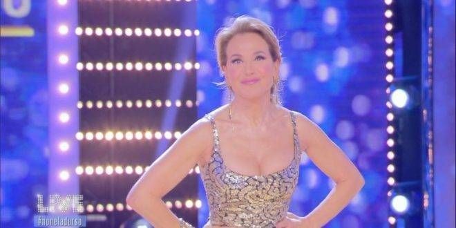 Live Non è la D'Urso: Paola Caruso ritrova la madre perduta scoprendo in diretta il test del DNA
