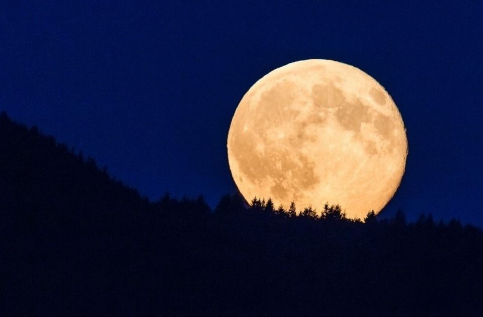 La luna si sta restringendo a causa di terremoti continui