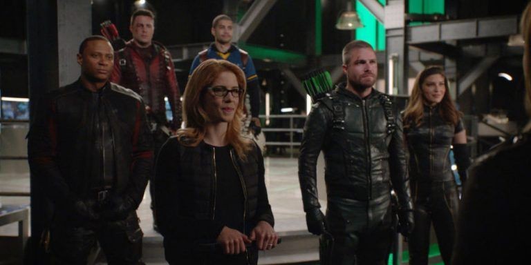 Arrow 8: Stephen Amell spiega come sarà gestita l'assenza di Felicity