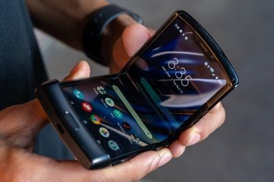 Motorola RAZR: lo smartphone con schermo pieghevole in arrivo in Italia a Dicembre