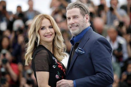 John Travolta di nuovo in lutto, la moglie si è spenta a 57 anni